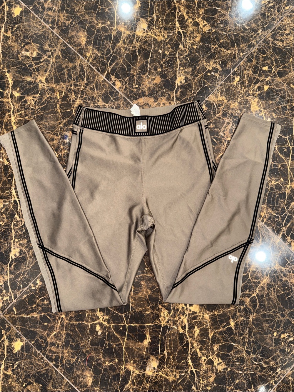ALO Yoga Woman’s Olive Leggings with Black Trim